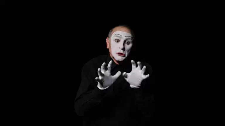 Der Mime Carlos Martínez ist am 2. Dezember 2022 in Kerzers