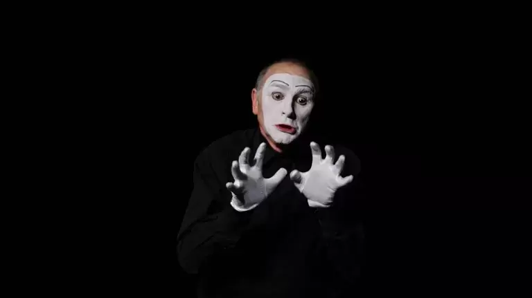 Der Mime Carlos Martínez in Action