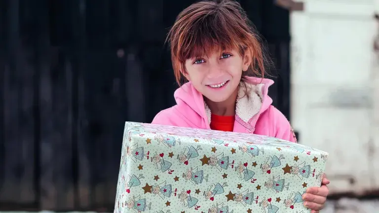 Ein Mädchen in der Ukraine hat ein Weihnachtspäckli erhalten