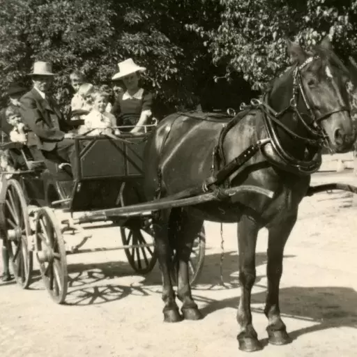 Auf dem Weg zur Versammlung ca. 1940